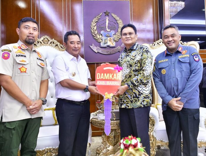 Pj Gubernur Sulsel Serahkan Unit Armada Damkar Kepada Pemkab Barru