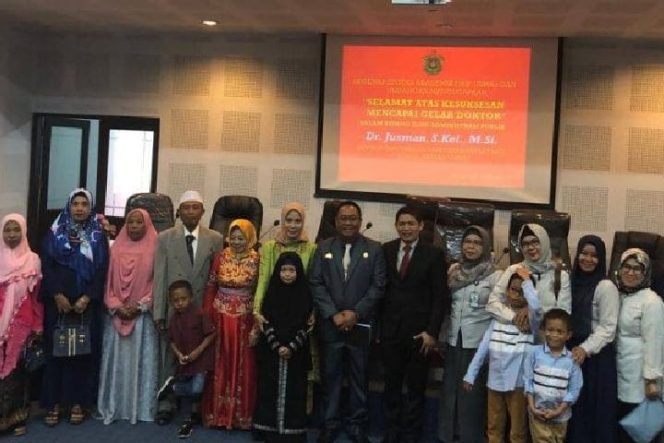 					Kepala Seksi Aplikasi dan Telematika Dinas Komunikasi dan Informatika (Diskominfo) Kota Makassar, Jusman, berhasil meraih gelar doktor dengan predikat sangat memuaskan pada ujian disertasi yang berlangsung di Aula Prof Syukur Abdullah FISIP Universitas Hasanuddin, Selasa (12/3/2019)