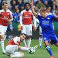 Bek Arsenal, Sead Kolasinac (kiri) berupaya menjegal gelandang Leicester City Marc Albrighton (kanan) dalam laga Premier League, Minggu (28/04/2019). (AFP PHOTO )