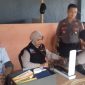 Tim Dokkes Polres Takalar saat melakukan pemeriksaan kepada personel pengamanan, Selasa (23/4/2019). (AK. Berita.News)