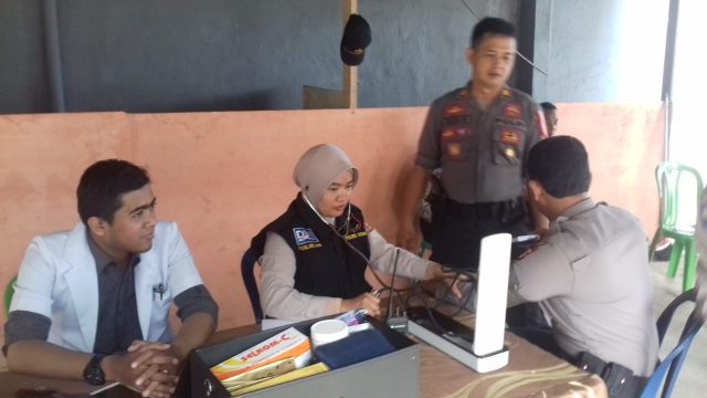 Tim Dokkes Polres Takalar saat melakukan pemeriksaan kepada personel pengamanan, Selasa (23/4/2019). (AK. Berita.News)