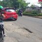Jalan Parah yang berlubang dan bergelombang di Jl Hertasning sangat memprihatinkan, Kamis (25/4). (BERITA.NEWS)