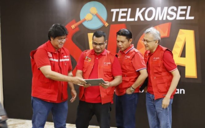					(Ki-ka) Vice President ICT Network Management Area Pamasuka Samuel Pasaribu, Executive Vice President Area Pamasuka Ronny Arnaz, Vice President Sales and Marketing Area Pamasuka Herry Setiawan dan Vice President Business Support Area Pamasuka Ari Besar Pribumi saat menggelar konfrensi pers di Baruga Telkomsel, Jumat (5/10/2019)