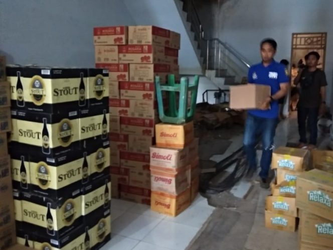 					Satres Narkoba Polres Gowa amankan 131 botol Miras di area pertokoan Pasar Sungguminasa