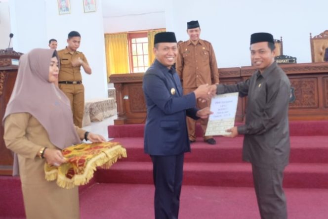					Serahkan LKPJ, Syamsari Sanjung Para Legislator