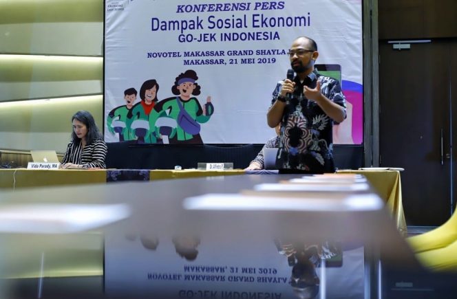 					Wakil Kepala Lembaga Demografi Fakultas Ekonomi dan Bisnis Universitas Indonesia, Dr. Paksi C.K. Walandouw saat memaparkan kontribusi mitra GOJEK kepada perekonomian Makassar di Hotel Novotel Makassar, Selasa (21/5/2019).  (BERITA.NEWS/IA)