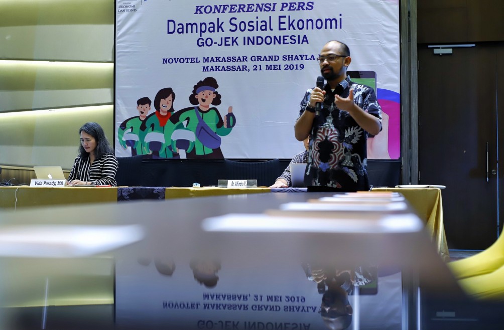 Wakil Kepala Lembaga Demografi Fakultas Ekonomi dan Bisnis Universitas Indonesia, Dr. Paksi C.K. Walandouw saat memaparkan kontribusi mitra GOJEK kepada perekonomian Makassar di Hotel Novotel Makassar, Selasa (21/5/2019).