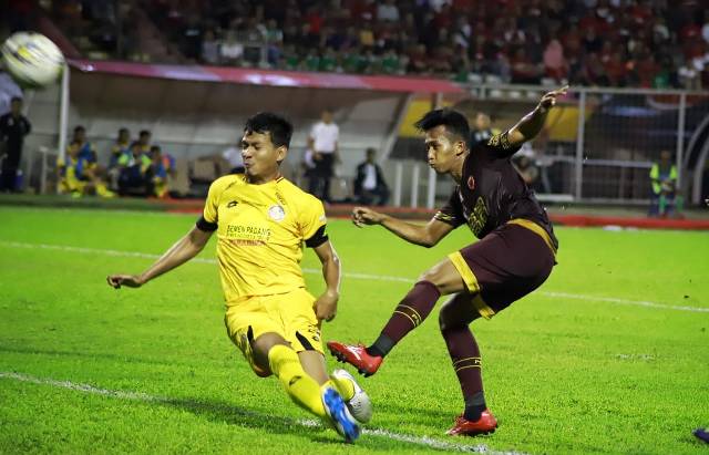 Pemain PSM Makassar, M. Rahmat (kanan) menendang bola yang berusaha direbut pemain Semen Padang pada pertandingan pekan ke-1 Liga 1 Indonesia 2019 di Stadion Andi Mattalatta, Makassar, Senin (20/5/2019). (Foto: BERITA.NEWS)