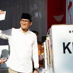 Calon Wakil Presiden, Sandiaga Salahuddin Uno, menggunakan hak suaranya di TPS pada Pemilu 17 April 2019. (Instagram/sandiuno)