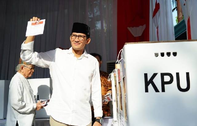 Calon Wakil Presiden, Sandiaga Salahuddin Uno, menggunakan hak suaranya di TPS pada Pemilu 17 April 2019. (Instagram/sandiuno)