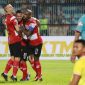 Tiga pemain Madura United (kiri) berpelukan usai mencetak gol ke gawang Persela Lamongan, di Stadion Surajaya, Lamongan, Jumat (17/5/2019). (Foto: Instagram/Maduraunited.fc)