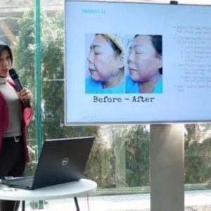 Andi Mujihad saat mempresentasikan penggunaan benang Aptos dalam dunia kedokteran (IST)