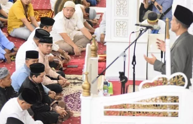 Bupati dan Wakil Bupati Gowa kompak salat tarawih berjamaah di Masjid Agung Syekh Yusuf
