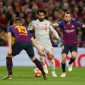 Penyerang Liverpool, Mohamed Salah (tengah) dibayangi dua pemain Barcelona pada pertandingan leg pertama semifinal Liga Champions, di Camp Nou. (Twitter/LFC)