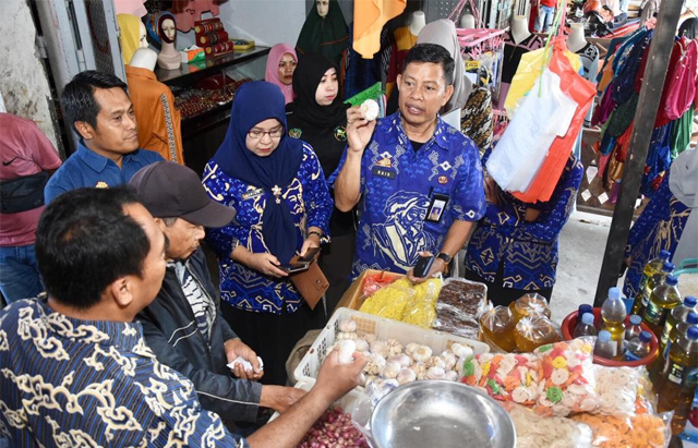 Dinas Perdagangan dan Perindustrian Kabupaten Gowa bersama Tim Pengendali Inflasi Daerah melakukan Sidak di Pasar Rakyat Limbung, Kecamatan Bajeng.