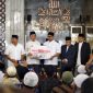 Executive Vice President Area Pamasuka, Ronny Arnaz, saat menyerahkan bantuan kurma secara simbolis kepada Imam Masjid Al Markaz Al Islami. Prof. Dr. H Abdurrahman Getteng, di Masjid Al Markaz Al Islami Makasar Jum’at (3/5/19).