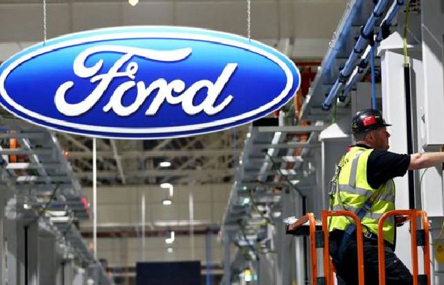 Seorang pekerja di pabrik pembuatan mobil Ford. (BBC/Getty Images)