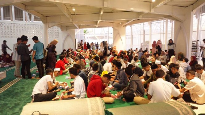 					Gradasi Himikom UMI bersama Anak Yatim
