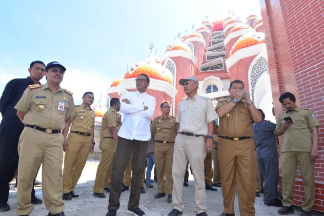 					Gubernur Sulsel Nurdin Abdullah saat tinjau masjid 99 Kuba bersama PJ Walikota Makassar
