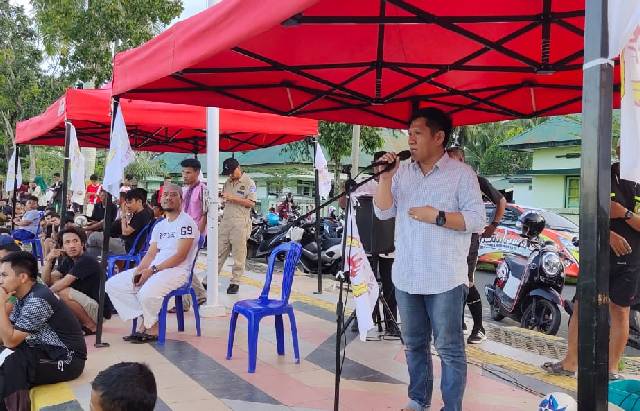 Ketua KONI Kota Palopo, Hairul Salim saat membuka Liga Ramadan 2019 di Lapangan Gaspa Palopo, Selasa (7/5/2019). (IST)