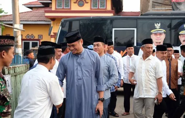 Bupati Kabupaten Gowa, Adnan Purichta Ichsan (kedua kiri) menyalami warga saat Safari Ramadan di Kecamatan Pallangga, Senin (13/5/2019). (IST)