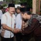 Wakil Bupati Kabupaten Gowa, Abdul Rauf Mallagani (kiri) menyalami warga saat Safari Ramadan di Kecamatan Bontolempangan, Minggu (12/5/2019). (IST)