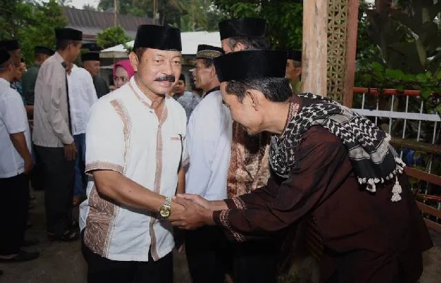 Wakil Bupati Kabupaten Gowa, Abdul Rauf Mallagani (kiri) menyalami warga saat Safari Ramadan di Kecamatan Bontolempangan, Minggu (12/5/2019). (IST)