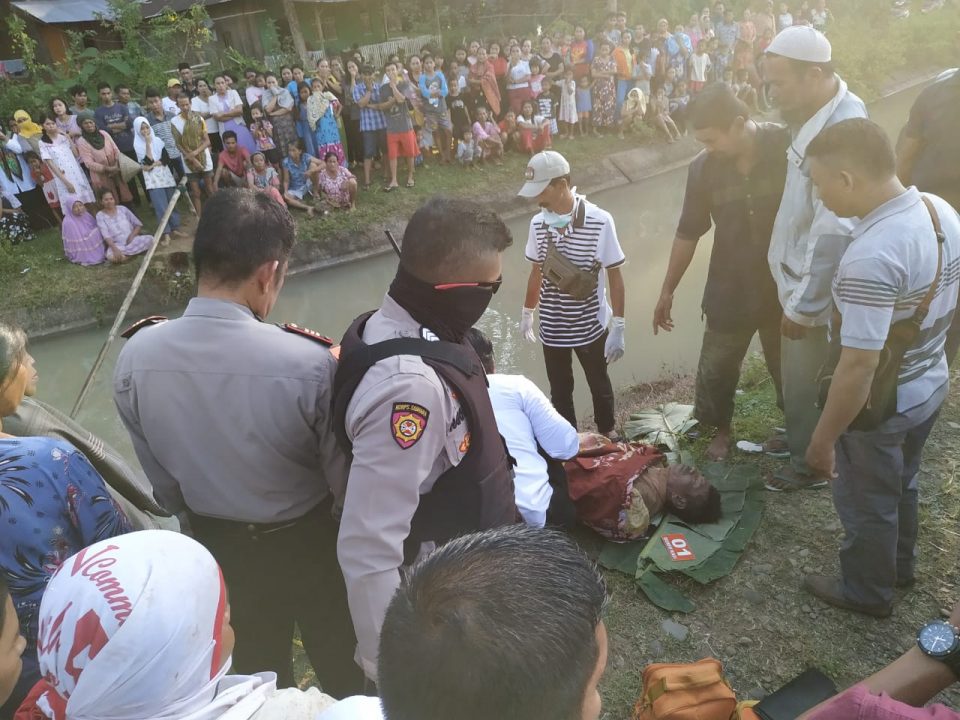 Sosok mayat yang ditemukan warga di saluran air Bulu-bulu dilingkungan Lembang Kelurahan Mattompodalle, Kecamatan Polut, Takalar, Rabu (15/5/2019). (Abdul Kadir. Berita.News)