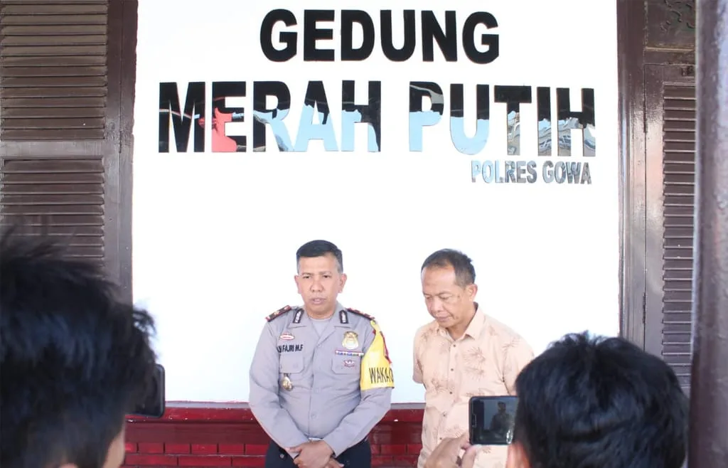 Wakapolres Gowa, Kompol Muh Fajri yang didampingi Kasat Reskrim Polres Gowa, Iptu Muh Rivai dalam press conference pasca pemeriksaan Bupati Gowa.