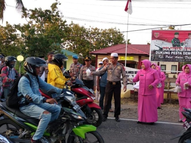 					Suasana pembagian takjil ke pengendara didepan Polsek Polut, Sabtu (18/5/2019). (Abdul Kadir. Berita.News) 