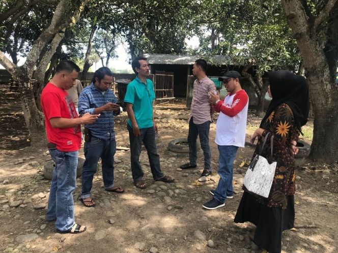 					Direktur Lambusi Nixon Sadli Karma (Kaos biru berkera). (Abdul Kadir. Berita.News) 