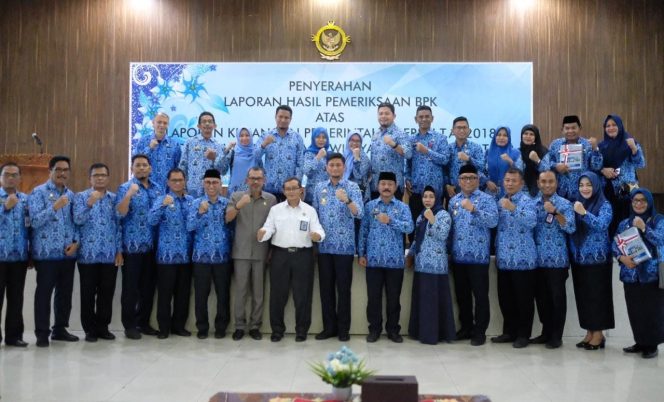 					Bupati Gowa, Adnan Purichta Ichsan bersama jajaran saat penyerahan hasil pemeriksaan atas Laporan Keuangan Pemerintah Daerah (LKPD) di Gedung Perwakilan Badan Pemeriksa Keuangan (BPK) Provinsi Sulawesi Selatan.