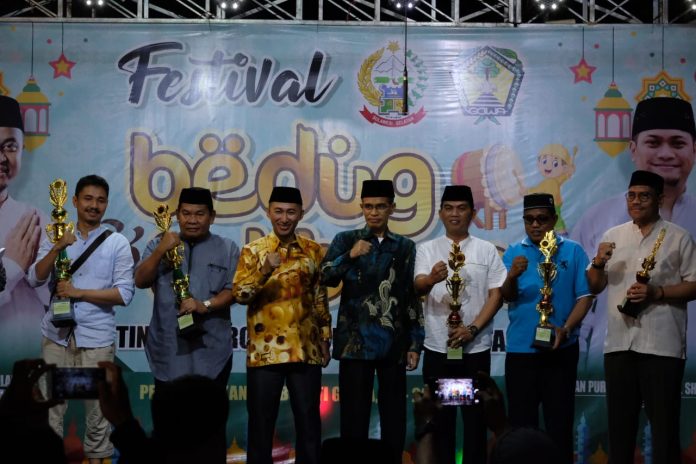 Sekretaris Daerah (Sekda Gowa), Muchlis didampingi Kadis Sosial, Syamsuddin Bidol bersama dengan para pemenang lomba.