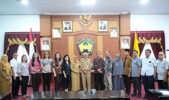 					Sekda Gowa, Muchlis bersama Inspektorat Daerah Kabupaten Minahasa Utara dan Panitia Khusus (Pansus) DPRD Kabupaten Kutai Kartanegara yang berkunjung ke Gowa, Rabu (29/5/2019).(Berita.news/ACP) 