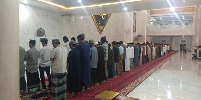 					Suasana buka puasa dan salat Qiamullail Bupati Gowa, Adnan Purichta Ichsan, Wabup Gowa, Abd Rauf Malaganni bersama masyarakat, Rabu (29/5/2019).(berita.news/ACP). 