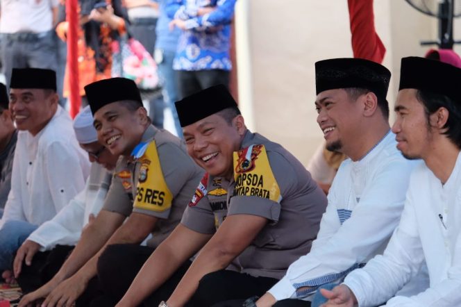 					Bupati Gowa, Adnan Purichta Ichsan bersama Kapolda Sulsel Irjen Pol Hamidin yang didampingi Kapolres Gowa, AKBP Shinto Silitonga dan Ketua KPU Gowa, Muhtar Muis, Jumat (31/5/2019).(Berita.news/ACP) 