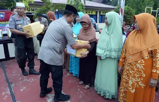 Kapolres Sinjai, AKBP Sebpril Sesa memberikan bingkisan sembako pada kegiatan buka puasa bersama, Senin (13/5/2019).