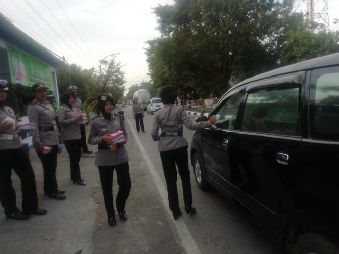 					Satlantas Polres Takalar membagikan takjil ke pengendara di jalan Poros Takalar Jalan Jendral Sudirman, Jumat (17/5/2019). 