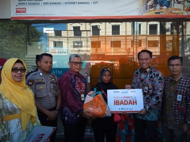 					Penyerahan secara simbolis paket sembako kepada masyarakat tidak mampu oleh para pimpinan Bank BNI KCP Gowa.