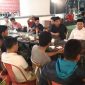 Bacalon Bupati Bulukumba, Dokter Isradi Febriyanto (kedua kanan/putih) saat berdiskusi dengan aktivis dan mahasiswa di Red Corner Cafe Makassar, Minggu (19/5/2019)