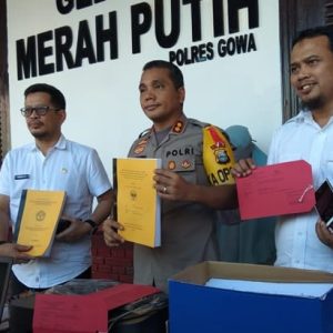 Kapolres Gowa, AKBP Shinto Silitonga didampingi Kepala Dinas Pendidikan Provinsi Sulawesi Selatan, Irman Yasin Limpo (Kiri) dan Ketua Ikatan Guru Indonesia, Ramli Rahim (kanan) dalam Press Conference pengungkap