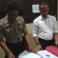 Kasat Reskrim Polres Gowa, Iptu Muh Rivai didampingi Kasubag Humas Polres Gowa, AKP M Tambunan sesaat sebelum menyerahkan berkas perkara tahap 1 kasus Pembunuhan staf UNM