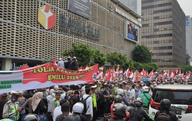 					Massa di Depan Gedung Bawaslu. (Int)