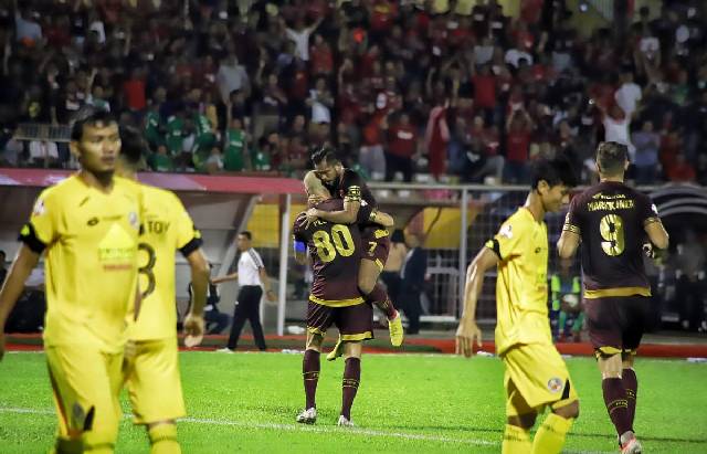 Pemain PSM Makassar, Zulham Zamrun (tengah) memeluk Wiljan Pluim usai mencetak gol ke gawang Semen Padang, di Stadion Andi Mattalatta, Senin (20/5/2019) malam. (Foto: BERITA.NEWS/AIR)