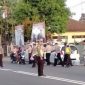 Pihak Kepolisian Berbagi Takjil Bagi Pengguna Jalan