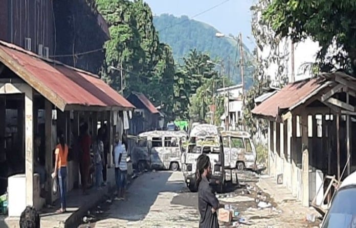 Puing-puing tiga kendaraan umum yang dibakar sesaat terjadinya perkelahian antar warga di Expo Waena, Kota Jayapura. (Foto : Antaranews.com/Evarukdijati)