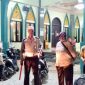 Sejumlah personil Polres Gowa yang berjaga di setiap Masjid guna mengamankan jalannya salat tarawih.