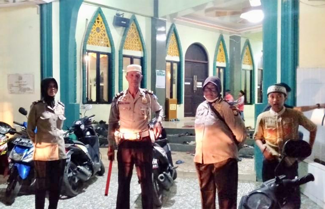 Sejumlah personil Polres Gowa yang berjaga di setiap Masjid guna mengamankan jalannya salat tarawih.