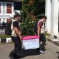 Tim Tipikor Ditreskrimsus Polda Sulsel Saat Membawa Dokumen-Dokumen Penting Hasil Penggeledahan