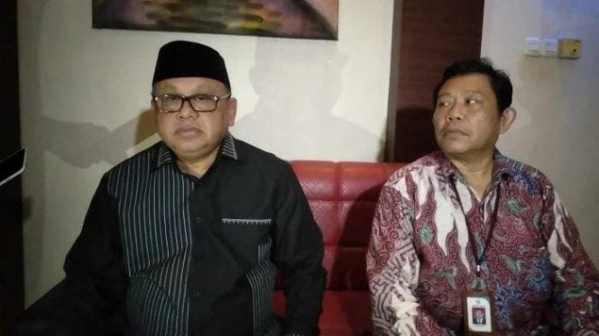 					Konferensi pers pemberhentian Direktur RSUD Lanto Dg Pasewang oleh Syafruddin Nurdin (kiri) Khalid Salih ketua Persi (kanan). (Tribun Jeneponto)